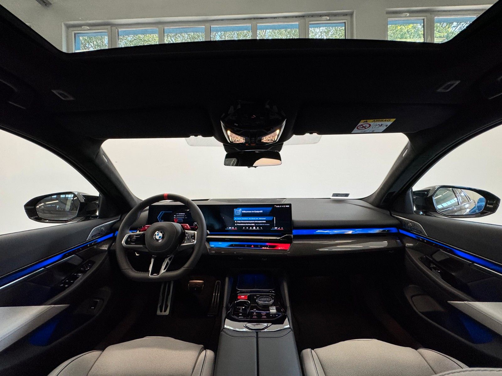 Fahrzeugabbildung BMW M5 Limousine Basis ACC,HUD,PANO,B&W,360,CARBON