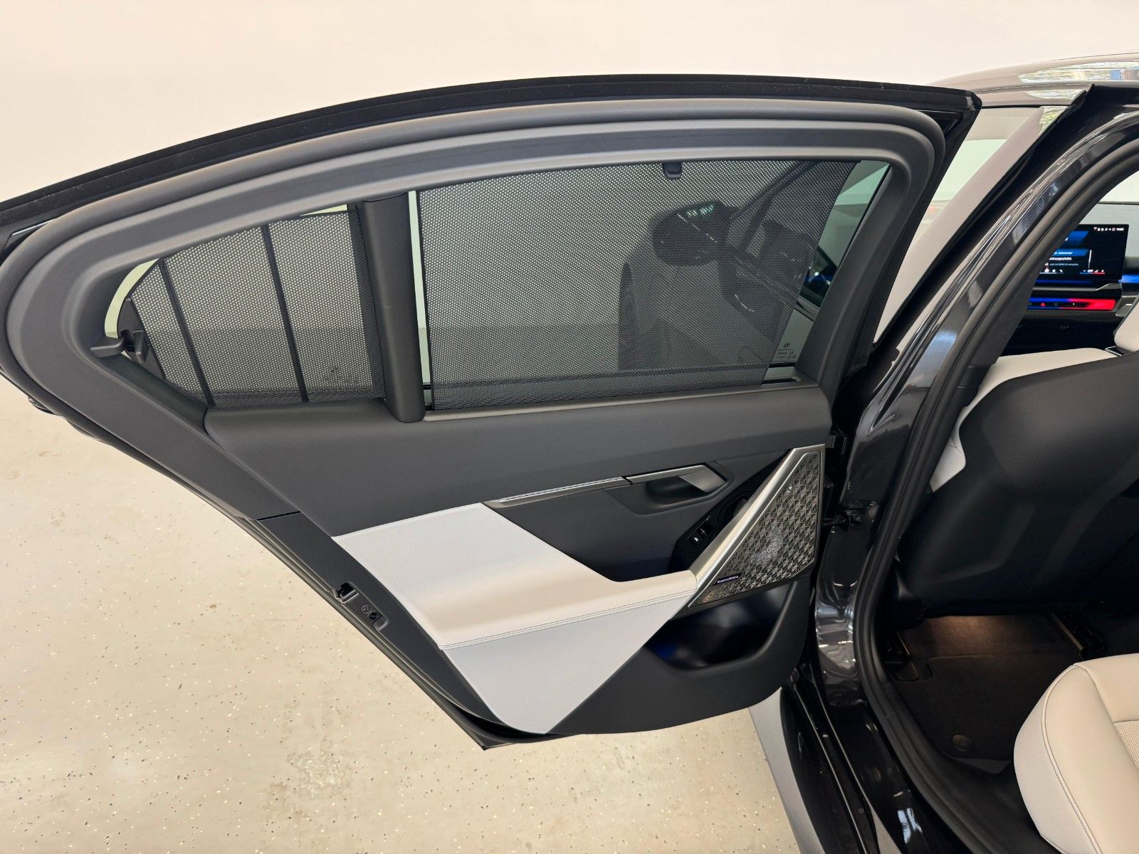 Fahrzeugabbildung BMW M5 Limousine Basis ACC,HUD,PANO,B&W,360,CARBON