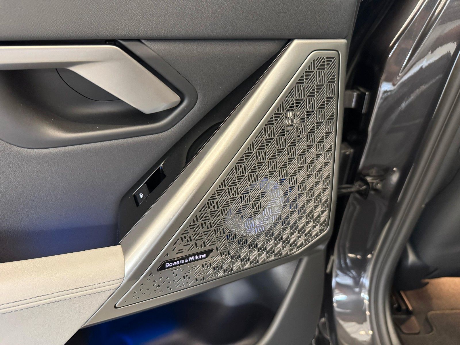 Fahrzeugabbildung BMW M5 Limousine Basis ACC,HUD,PANO,B&W,360,CARBON