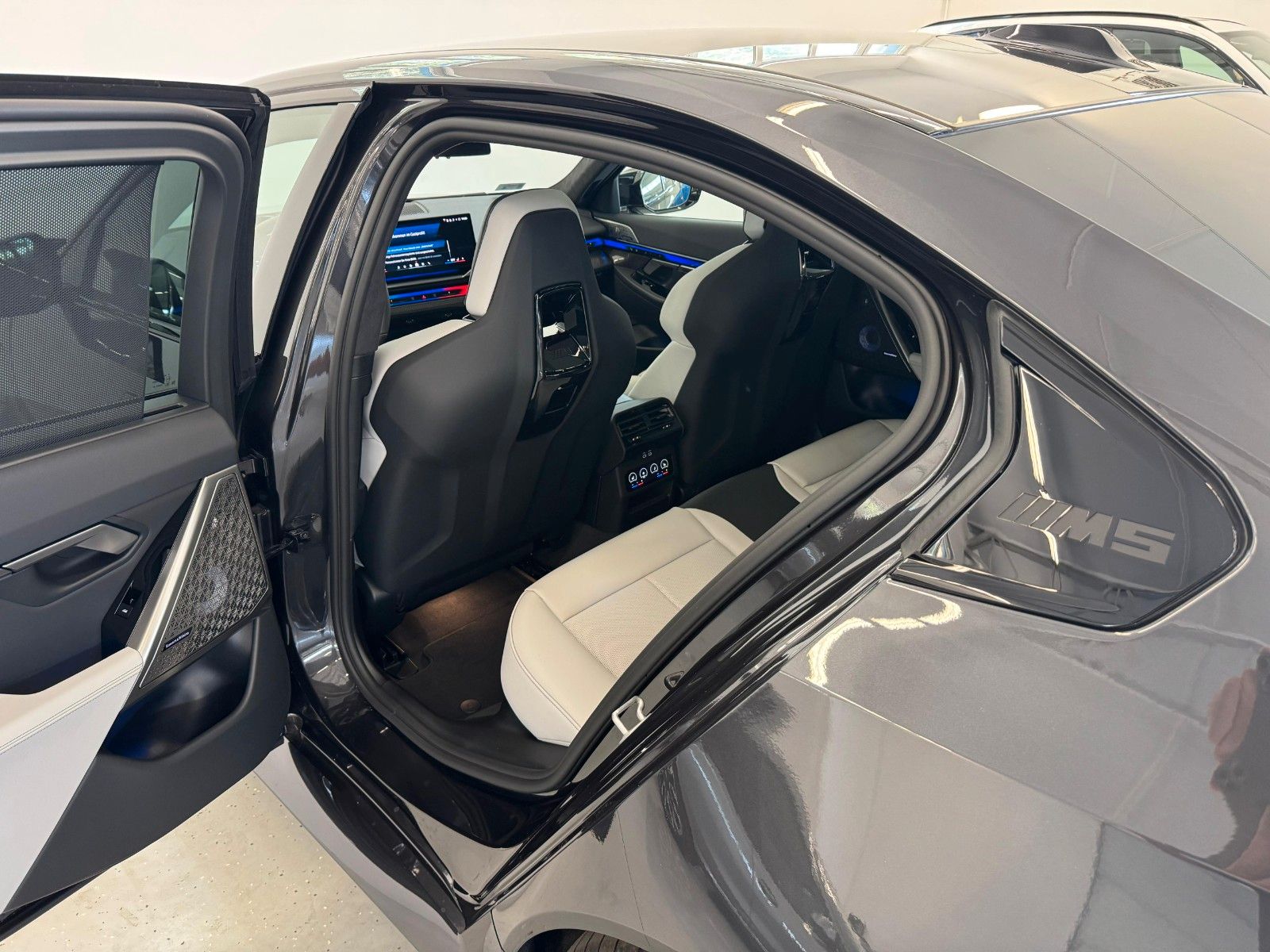 Fahrzeugabbildung BMW M5 Limousine Basis ACC,HUD,PANO,B&W,360,CARBON