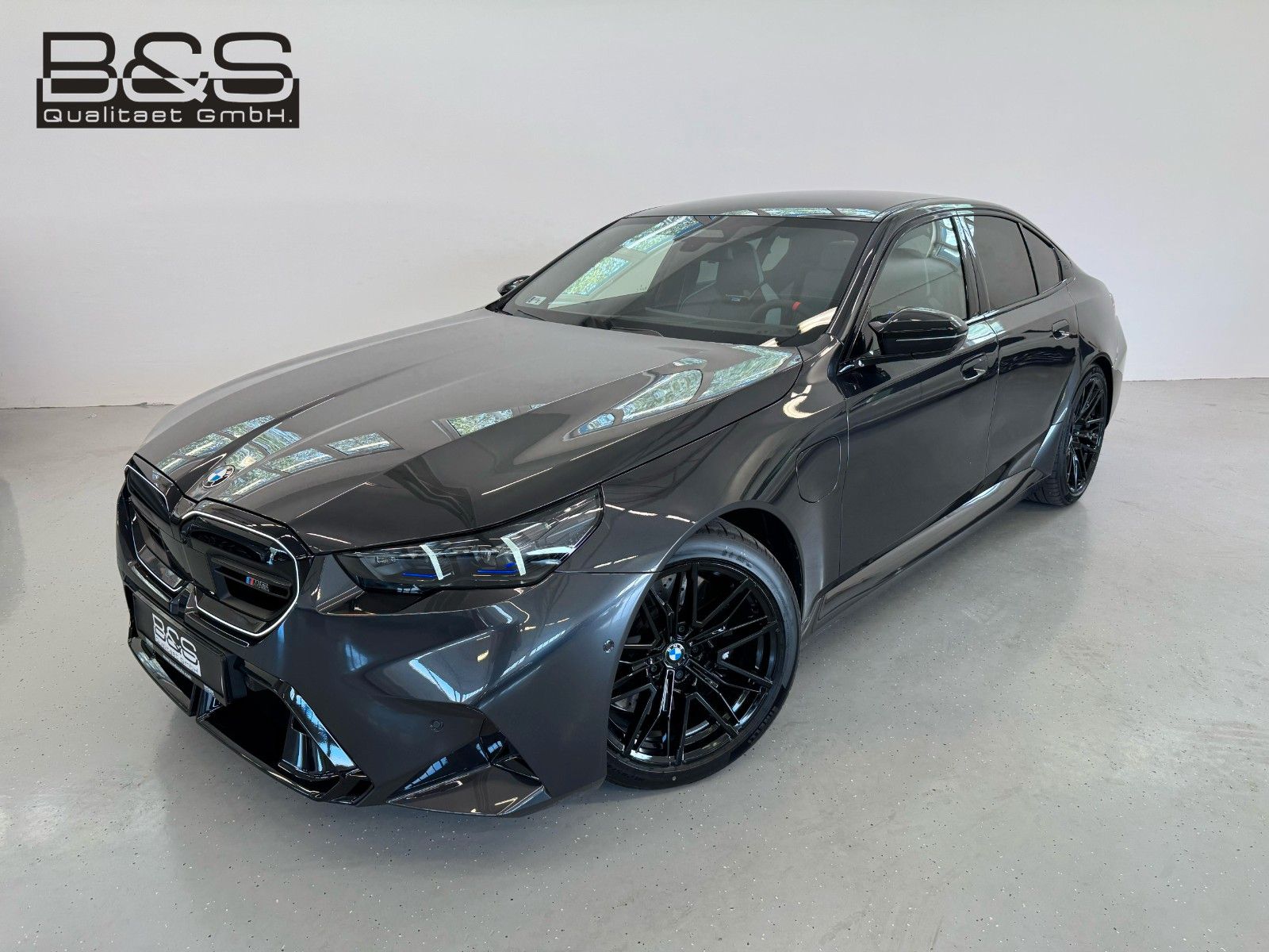 Fahrzeugabbildung BMW M5 Limousine Basis ACC,HUD,PANO,B&W,360,CARBON