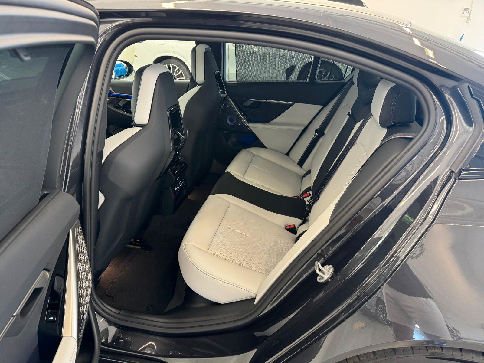 Fahrzeugabbildung BMW M5 Limousine Basis ACC,HUD,PANO,B&W,360,CARBON