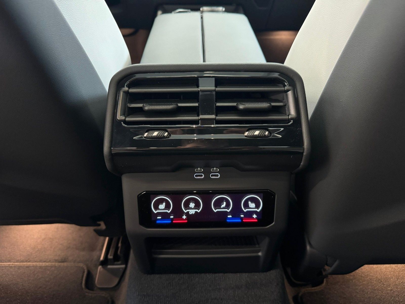 Fahrzeugabbildung BMW M5 Limousine Basis ACC,HUD,PANO,B&W,360,CARBON