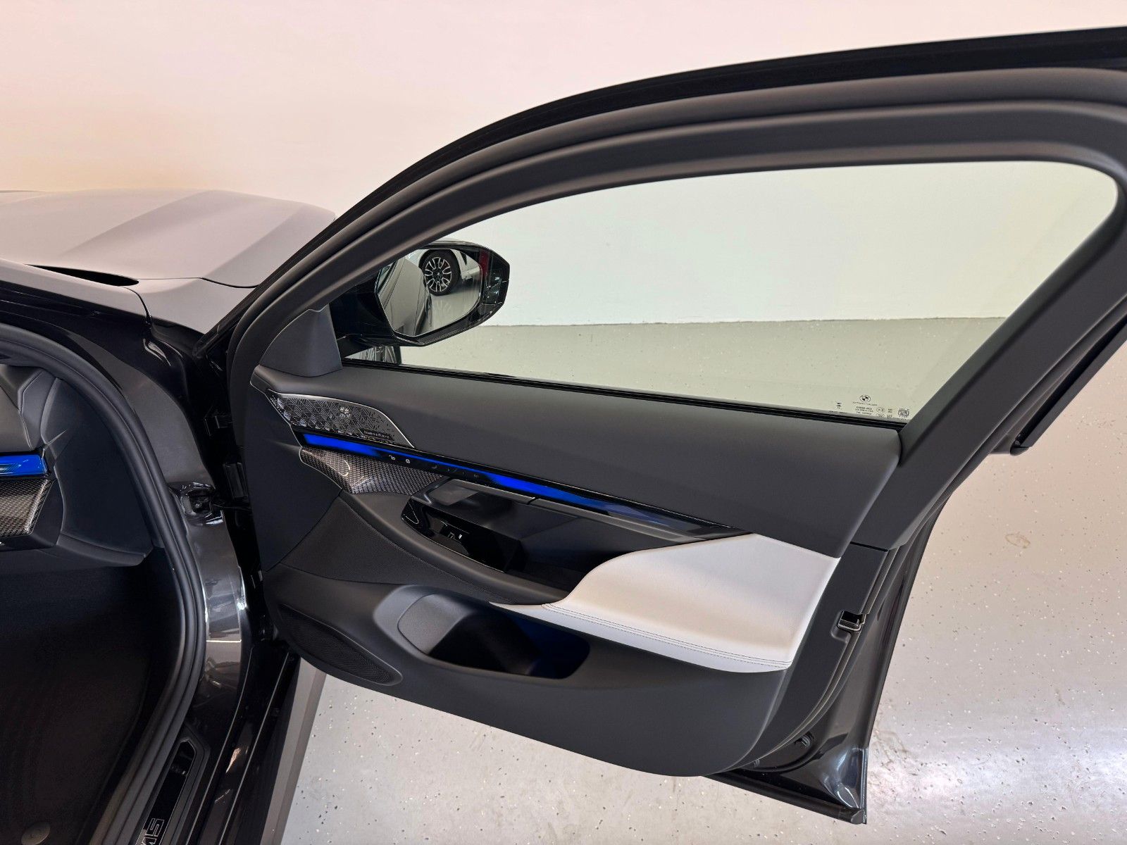 Fahrzeugabbildung BMW M5 Limousine Basis ACC,HUD,PANO,B&W,360,CARBON