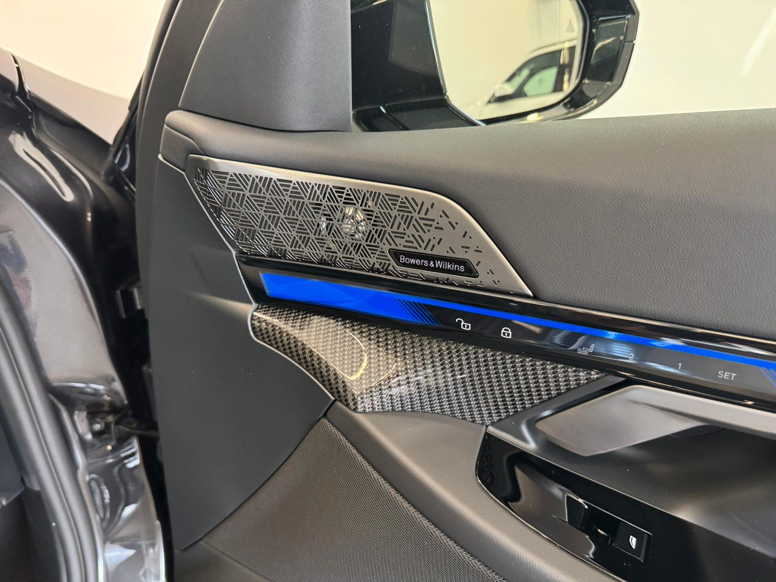 Fahrzeugabbildung BMW M5 Limousine Basis ACC,HUD,PANO,B&W,360,CARBON