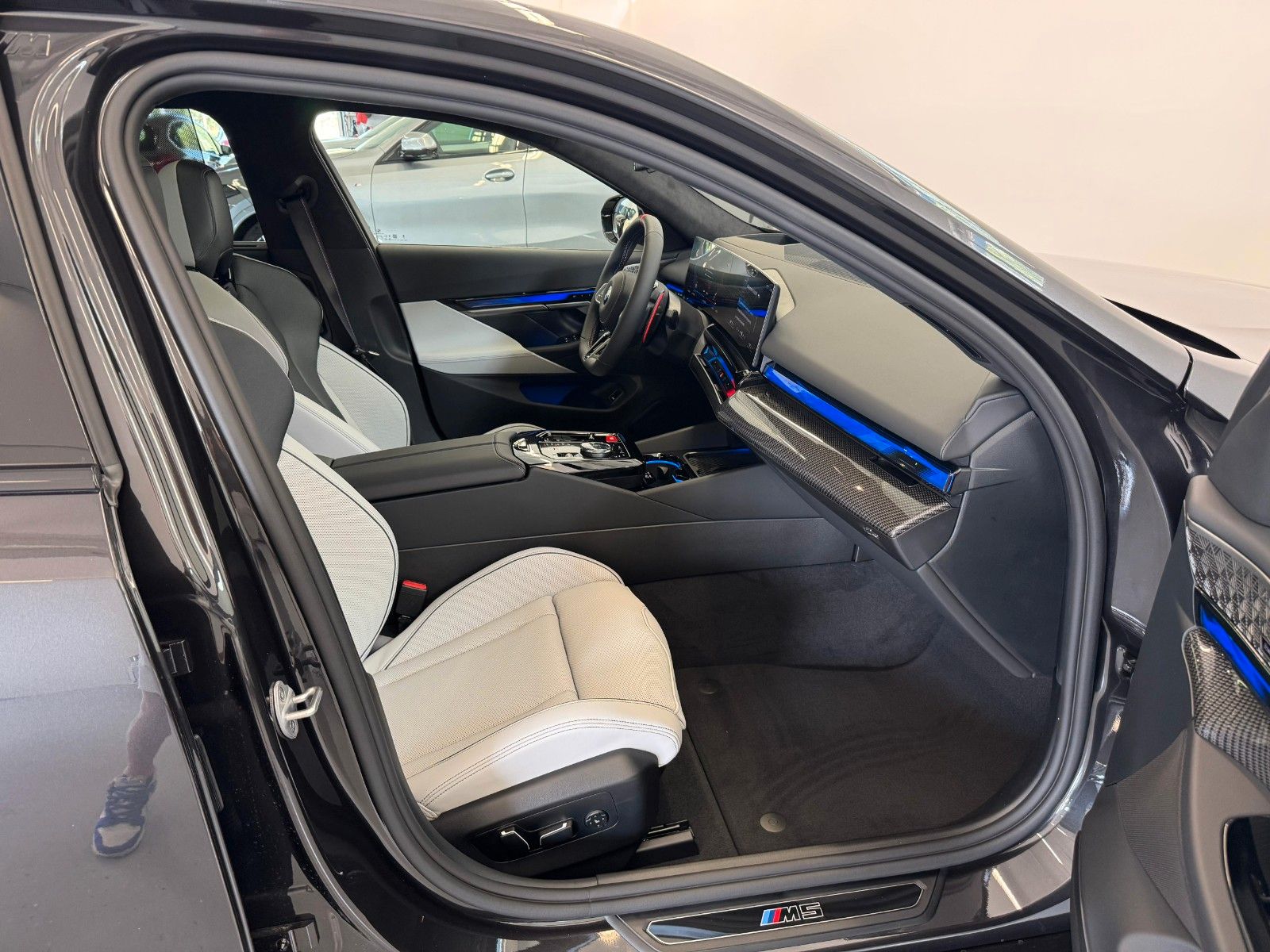 Fahrzeugabbildung BMW M5 Limousine Basis ACC,HUD,PANO,B&W,360,CARBON