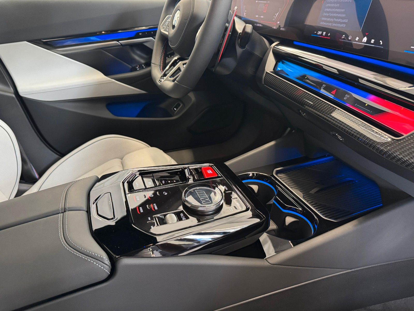 Fahrzeugabbildung BMW M5 Limousine Basis ACC,HUD,PANO,B&W,360,CARBON