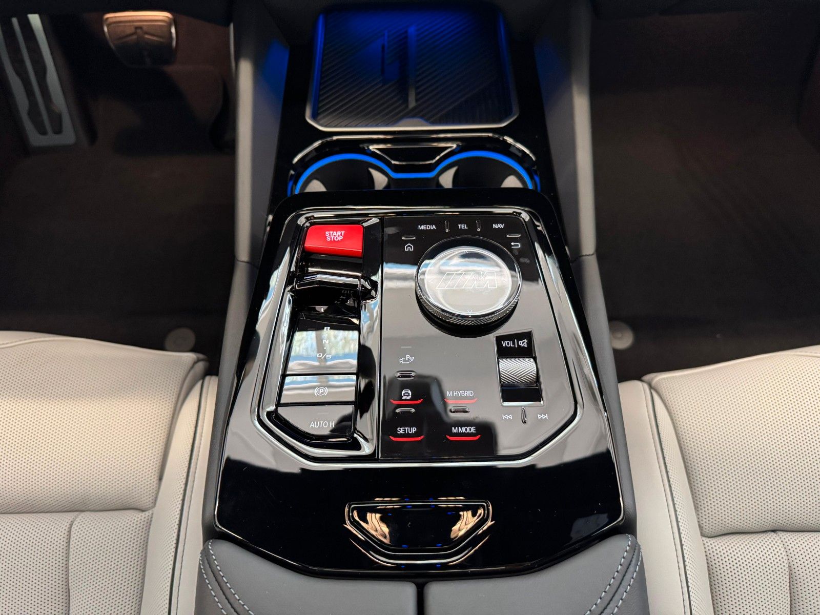 Fahrzeugabbildung BMW M5 Limousine Basis ACC,HUD,PANO,B&W,360,CARBON