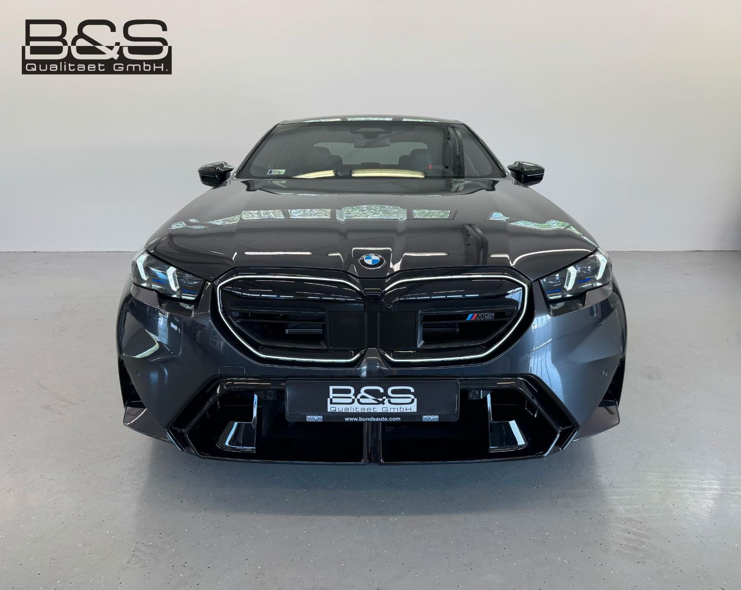 Fahrzeugabbildung BMW M5 Limousine Basis ACC,HUD,PANO,B&W,360,CARBON