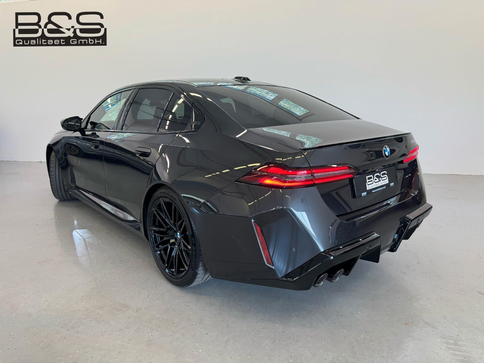 Fahrzeugabbildung BMW M5 Limousine Basis ACC,HUD,PANO,B&W,360,CARBON