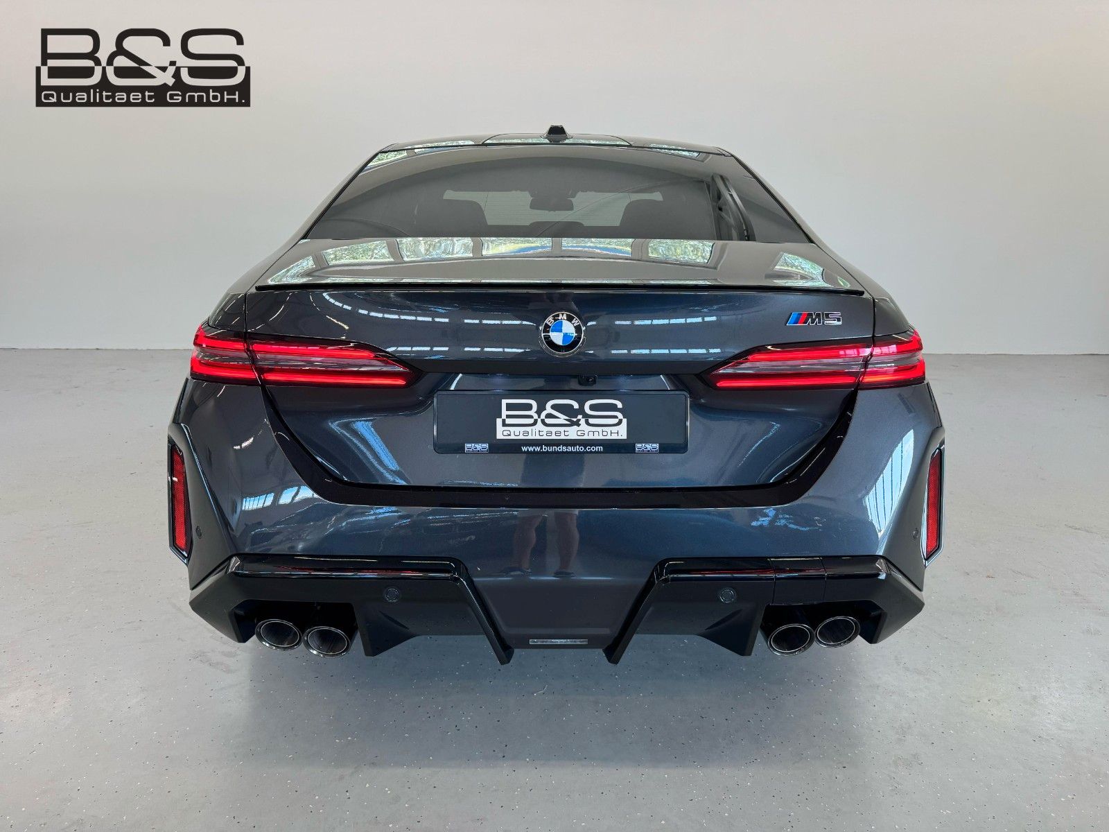 Fahrzeugabbildung BMW M5 Limousine Basis ACC,HUD,PANO,B&W,360,CARBON