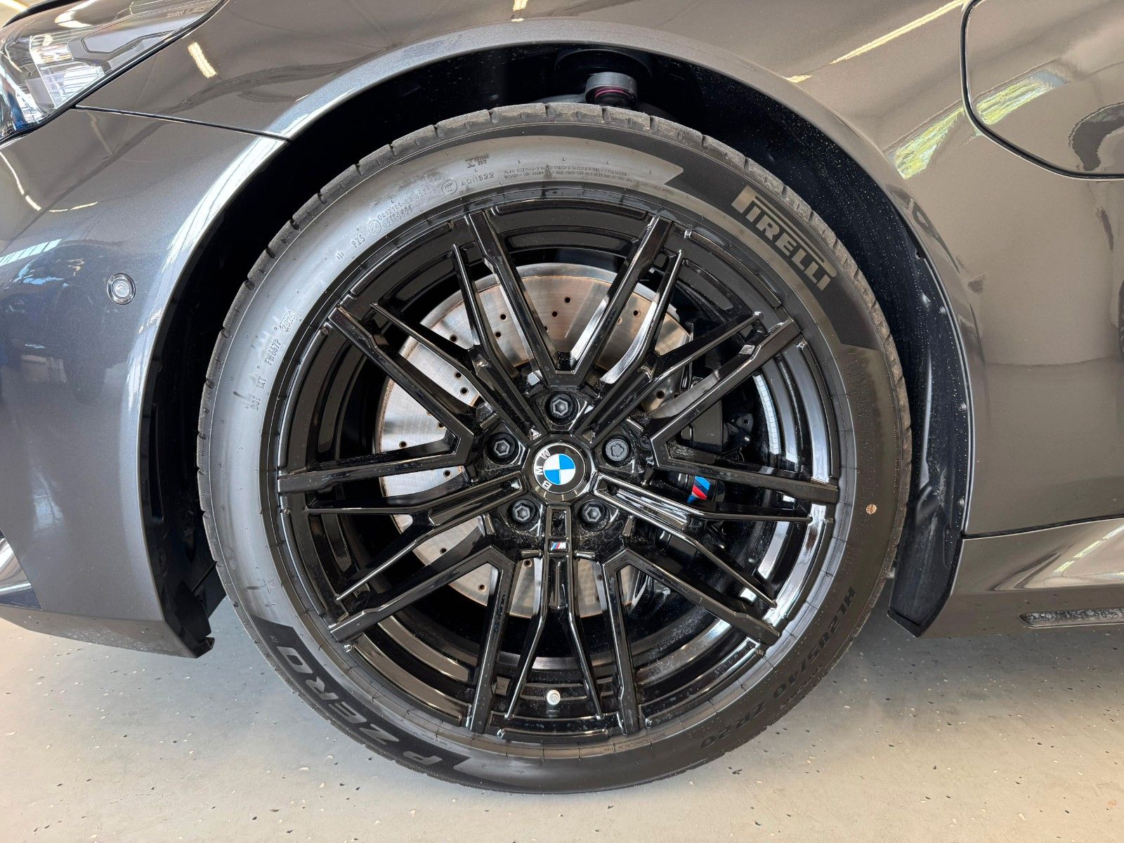 Fahrzeugabbildung BMW M5 Limousine Basis ACC,HUD,PANO,B&W,360,CARBON