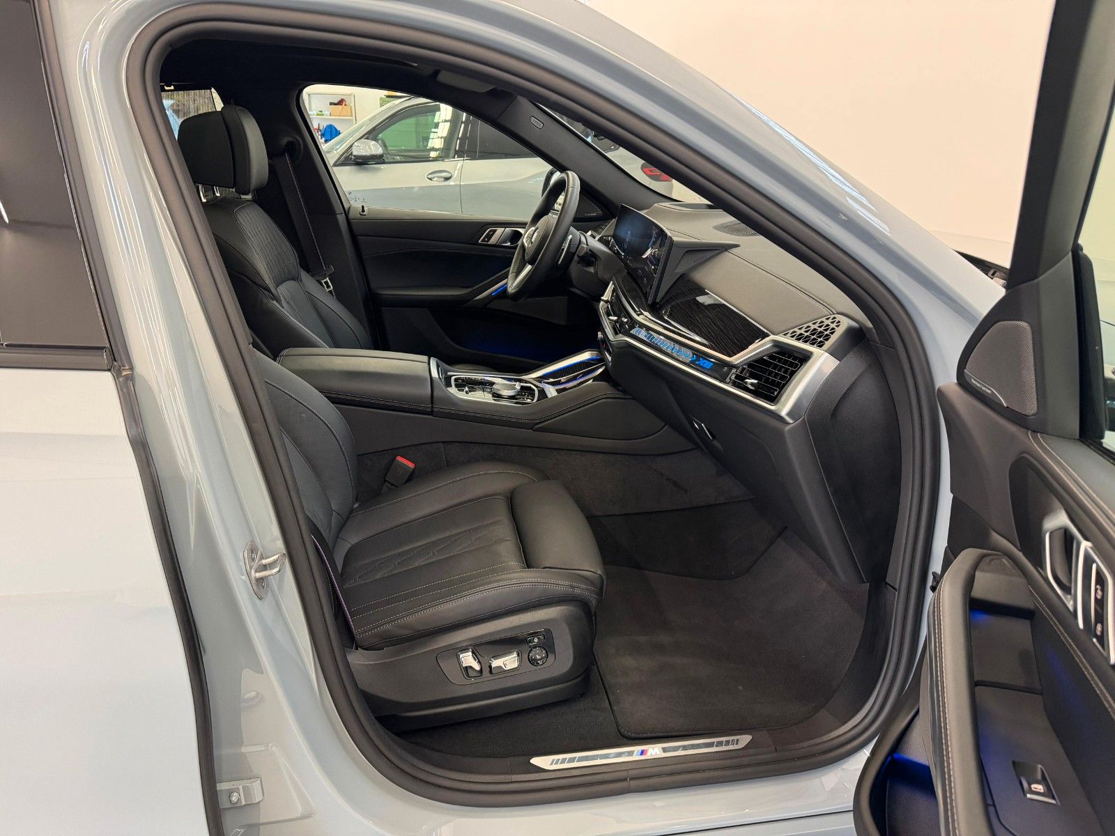 Fahrzeugabbildung BMW X6 30 d xDrive M Sport ACC,HUD,PANO,HARMAN,LUFT,