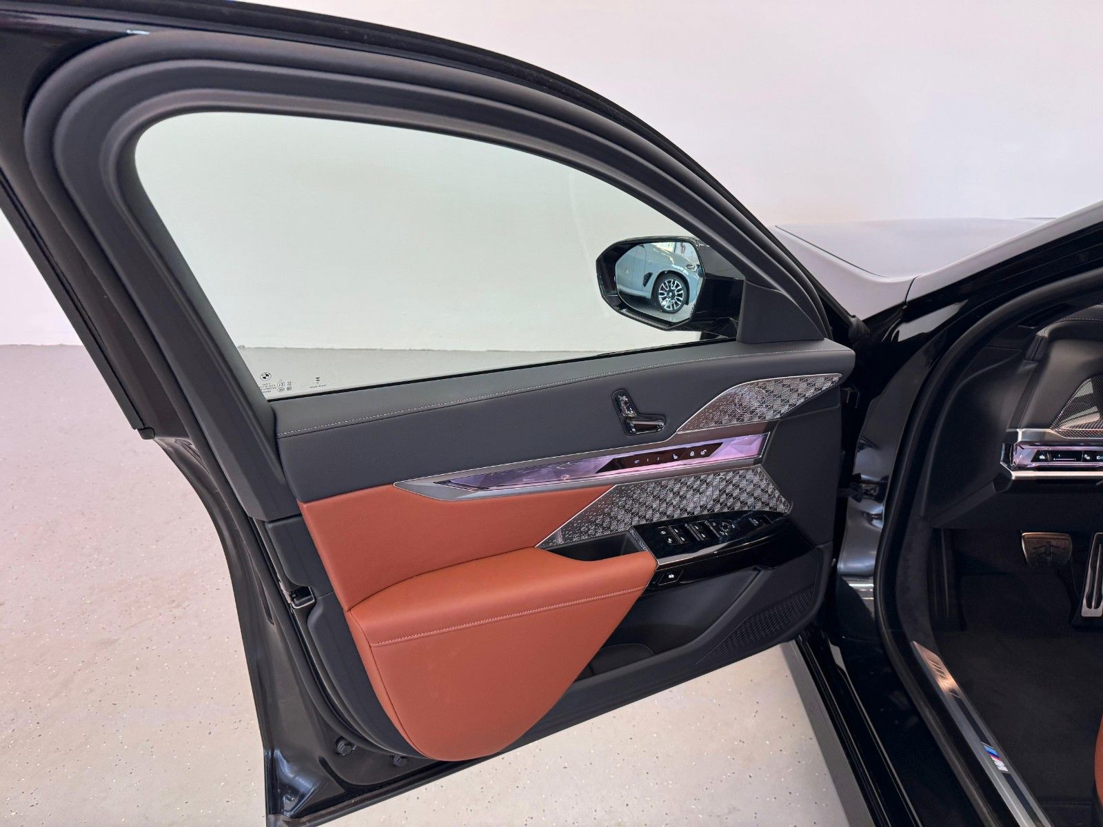 Fahrzeugabbildung BMW 740d xDrive MSport ACC,HUD,SKYL,B&W,LUFT,TV,Usw