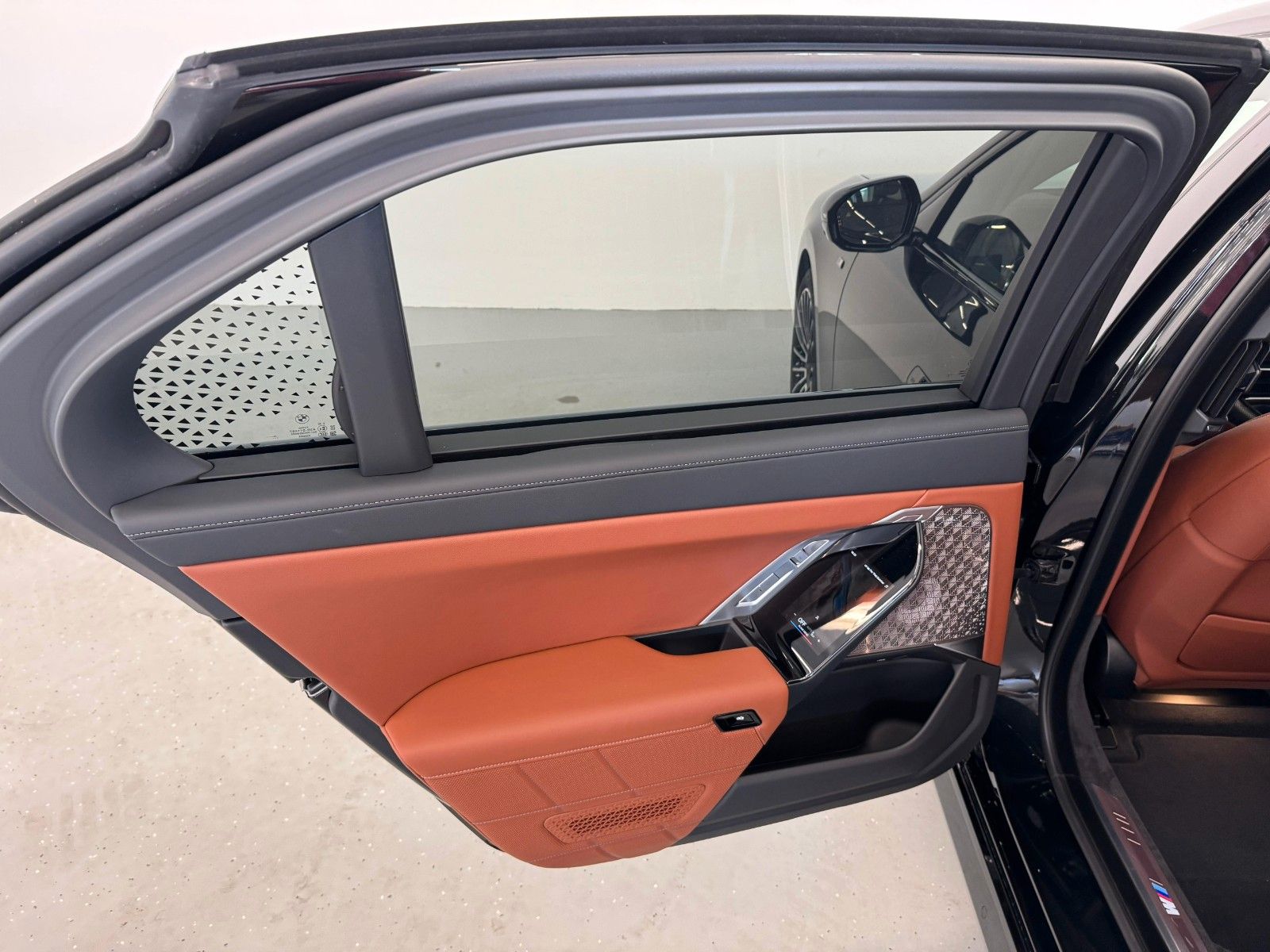 Fahrzeugabbildung BMW 740d xDrive MSport ACC,HUD,SKYL,B&W,LUFT,TV,Usw