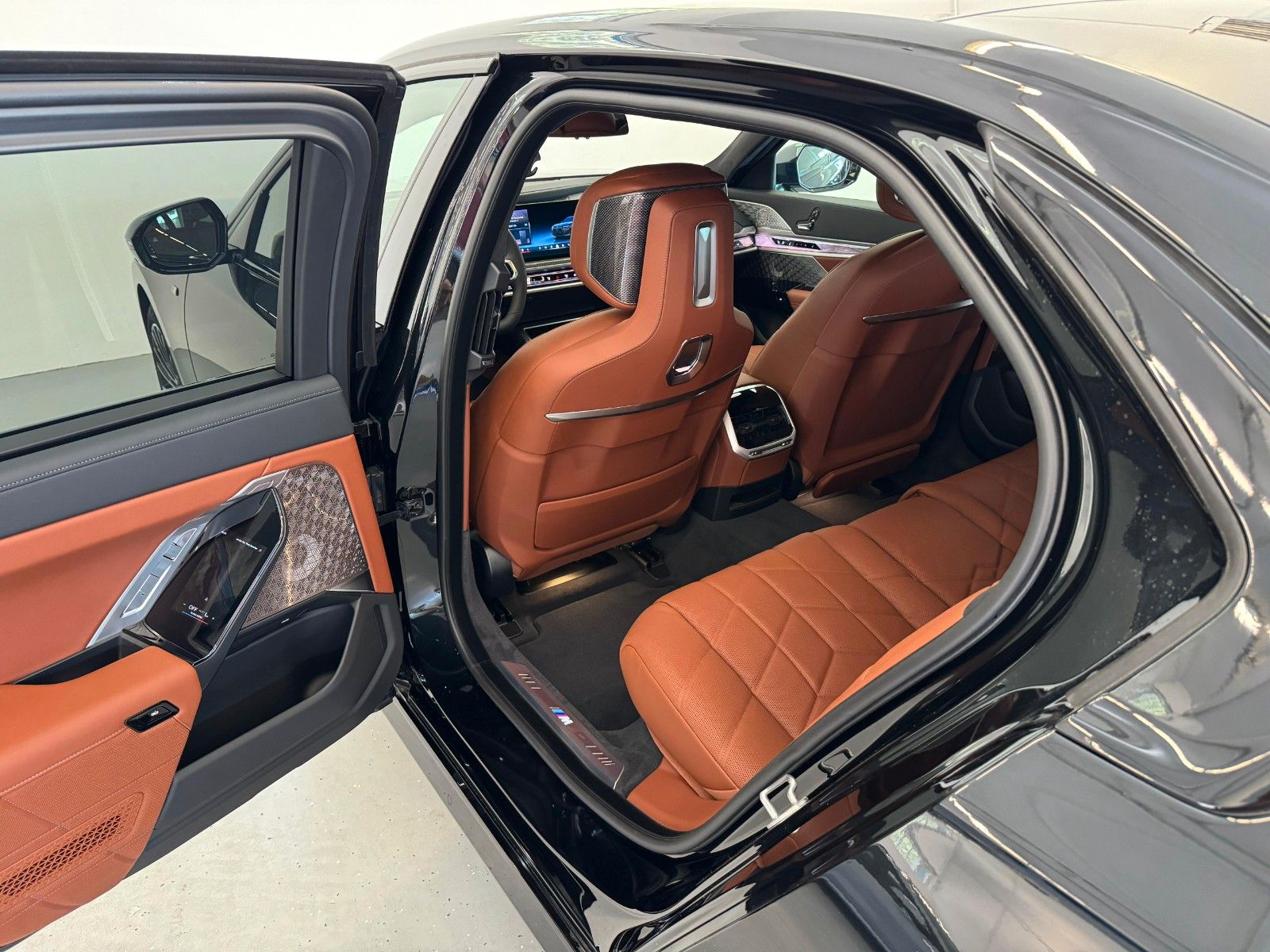 Fahrzeugabbildung BMW 740d xDrive MSport ACC,HUD,SKYL,B&W,LUFT,TV,Usw