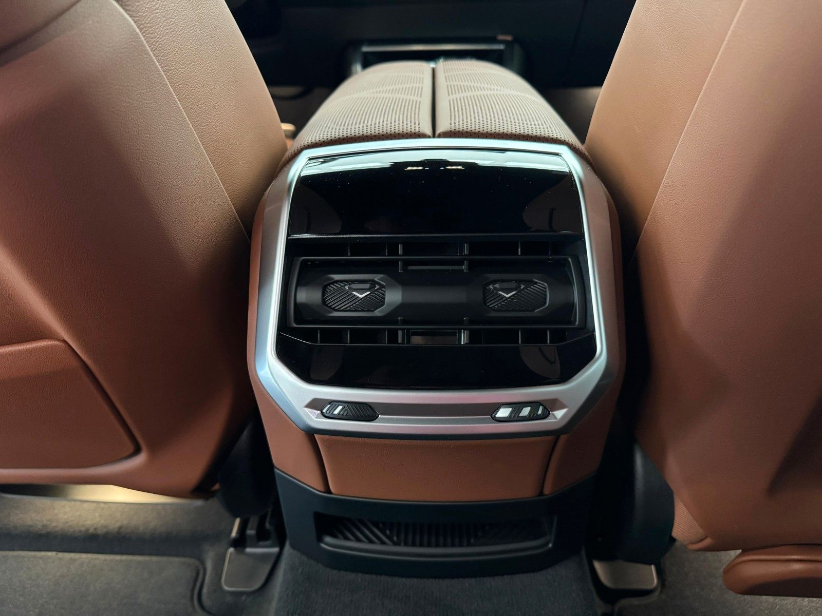 Fahrzeugabbildung BMW 740d xDrive MSport ACC,HUD,SKYL,B&W,LUFT,TV,Usw