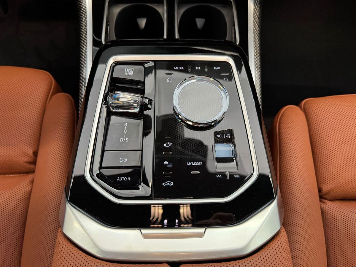 Fahrzeugabbildung BMW 740d xDrive MSport ACC,HUD,SKYL,B&W,LUFT,TV,Usw