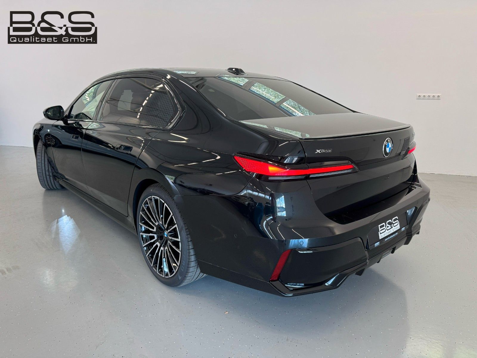 Fahrzeugabbildung BMW 740d xDrive MSport ACC,HUD,SKYL,B&W,LUFT,TV,Usw