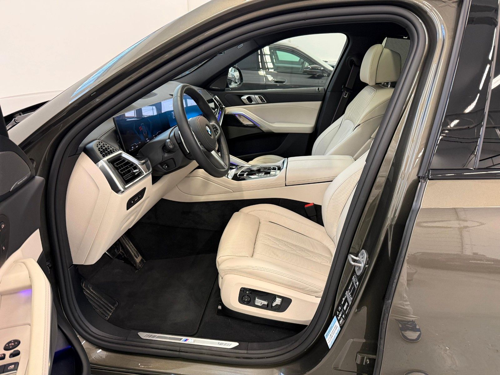 Fahrzeugabbildung BMW X6 40d xDrive MSport ACC,HUD,PANO,LUFT,HARMAN...