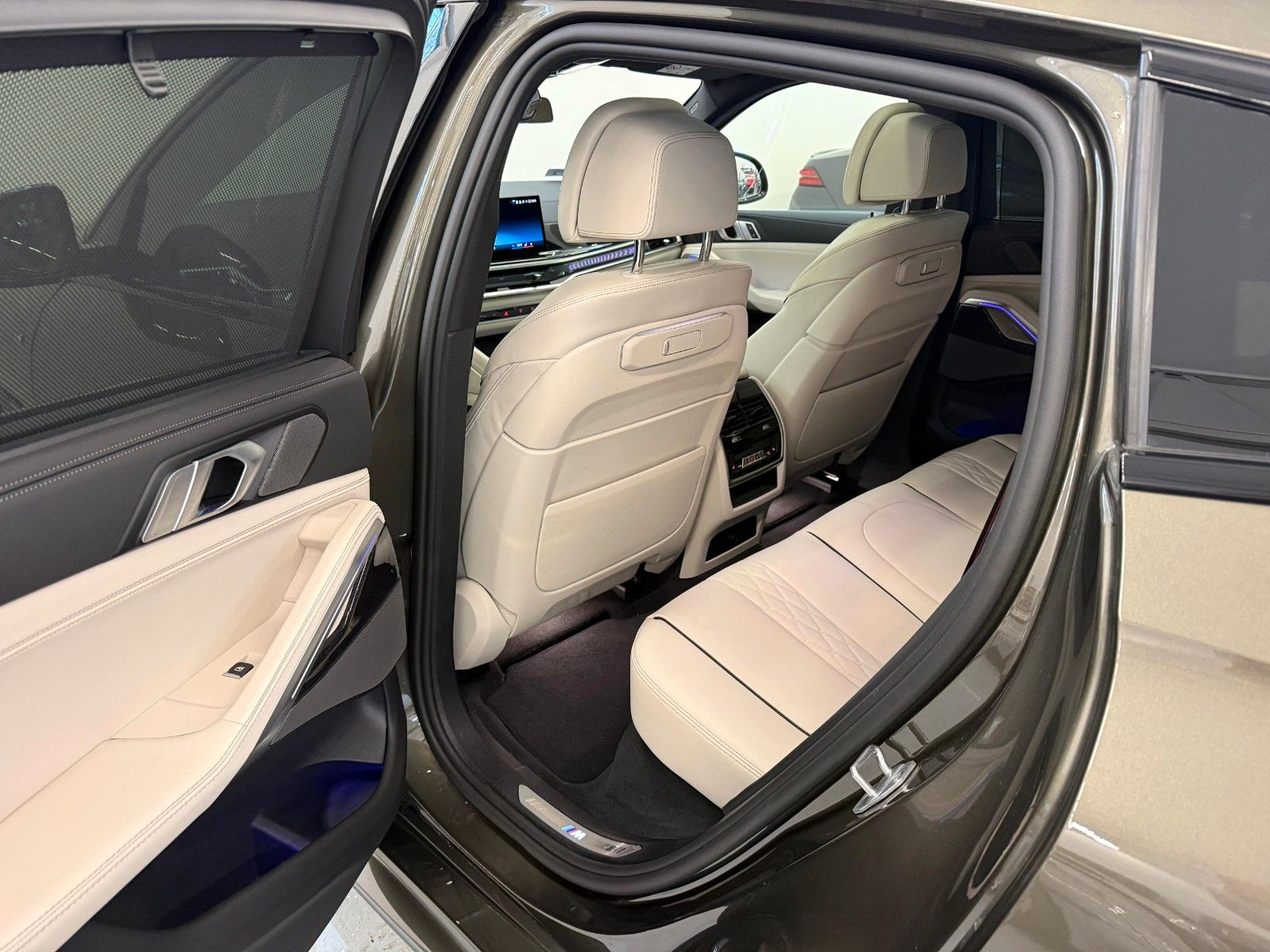 Fahrzeugabbildung BMW X6 40d xDrive MSport ACC,HUD,PANO,LUFT,HARMAN...