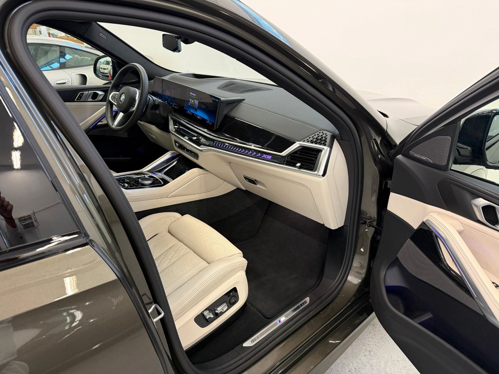 Fahrzeugabbildung BMW X6 40d xDrive MSport ACC,HUD,PANO,LUFT,HARMAN...