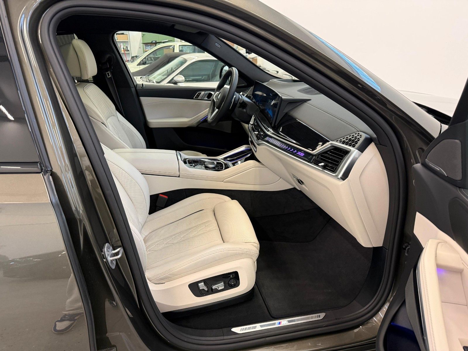 Fahrzeugabbildung BMW X6 40d xDrive MSport ACC,HUD,PANO,LUFT,HARMAN...