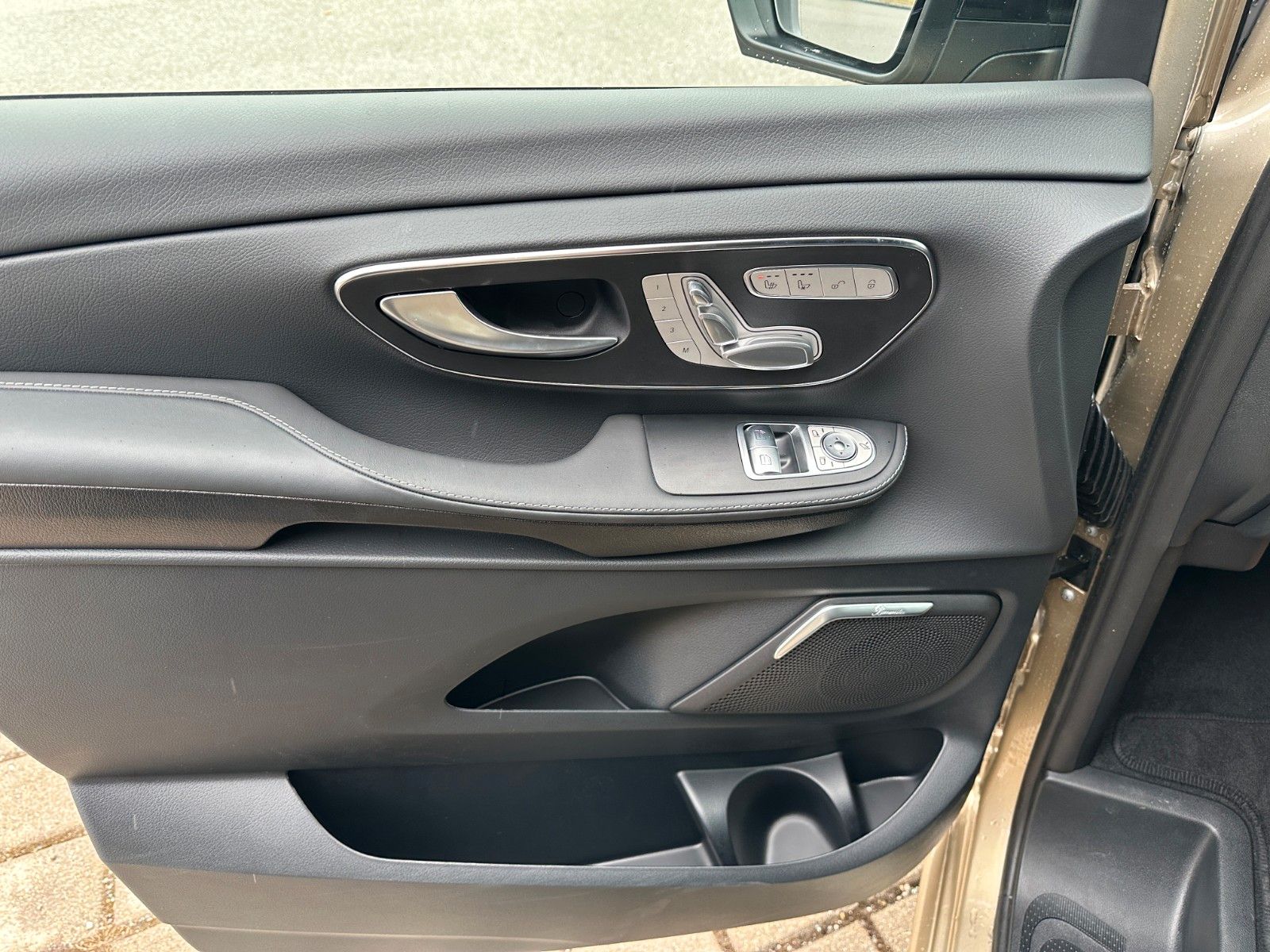 Fahrzeugabbildung Mercedes-Benz V300d 4M AMG,extralang,Luxussitz,DISTR,LUFT,AHK