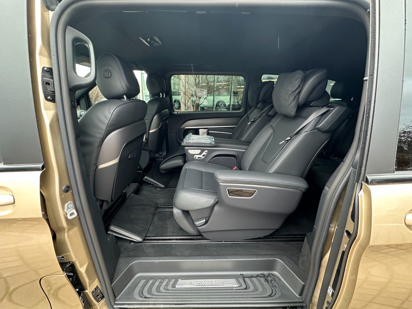 Fahrzeugabbildung Mercedes-Benz V300d 4M AMG,extralang,Luxussitz,DISTR,LUFT,AHK