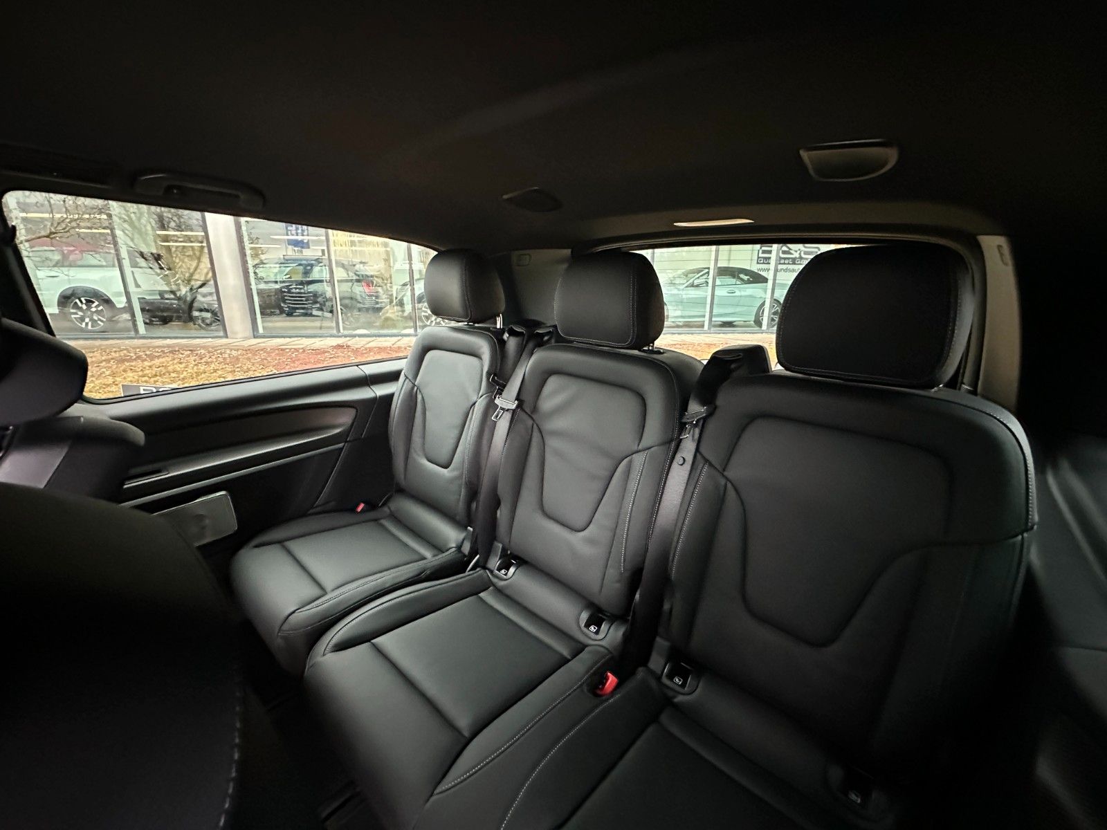 Fahrzeugabbildung Mercedes-Benz V300d 4M AMG,extralang,Luxussitz,DISTR,LUFT,AHK