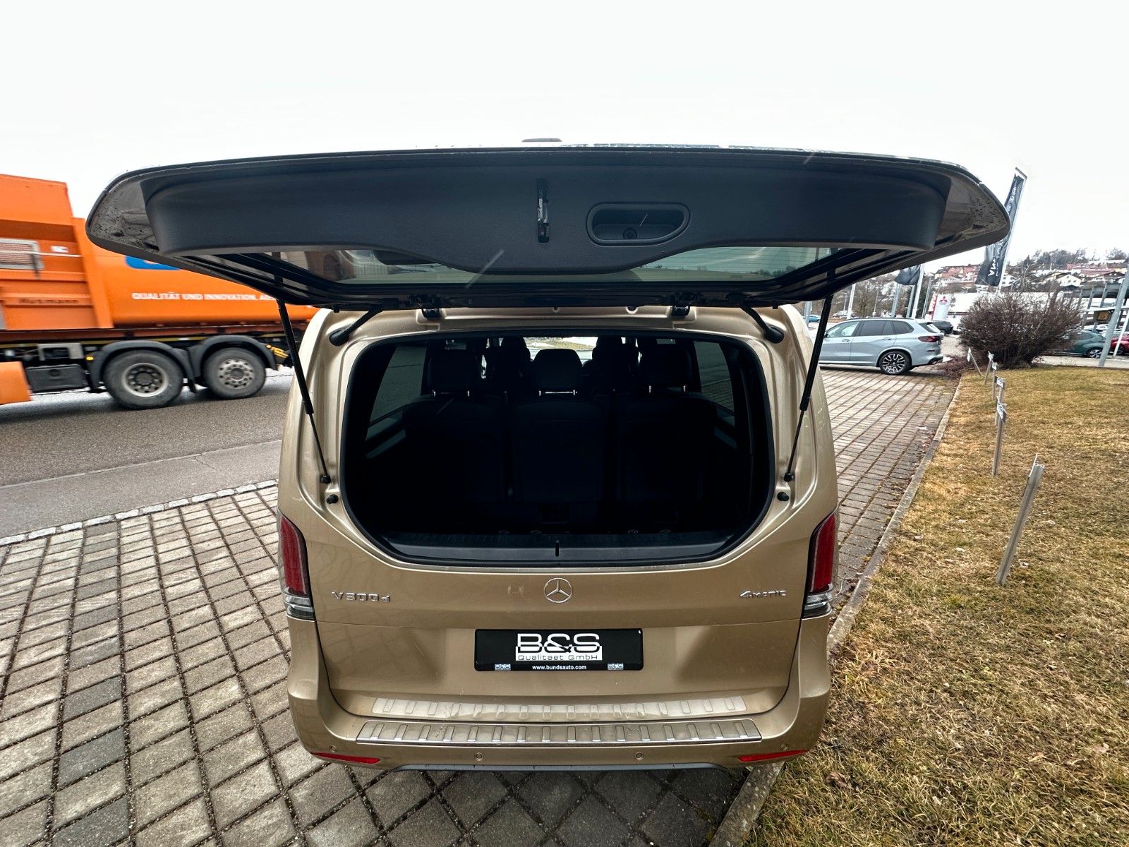 Fahrzeugabbildung Mercedes-Benz V300d 4M AMG,extralang,Luxussitz,DISTR,LUFT,AHK