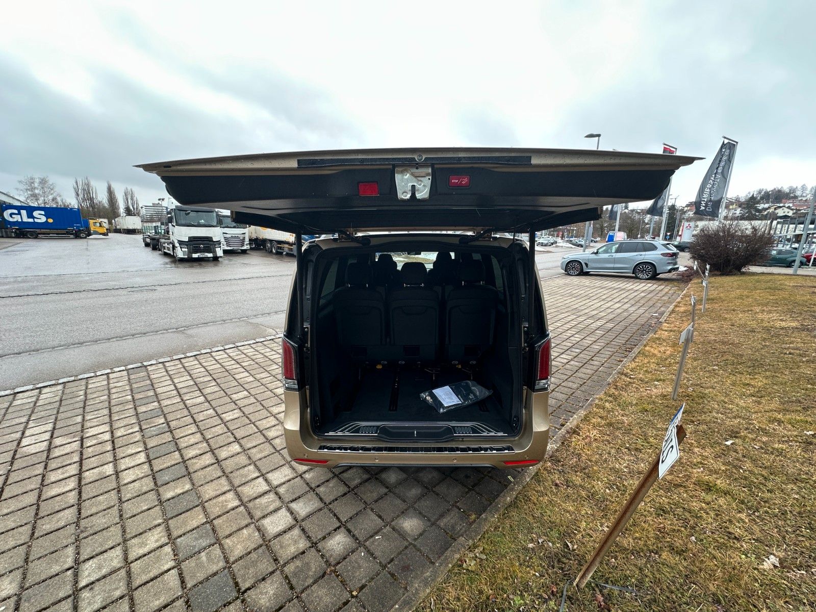 Fahrzeugabbildung Mercedes-Benz V300d 4M AMG,extralang,Luxussitz,DISTR,LUFT,AHK