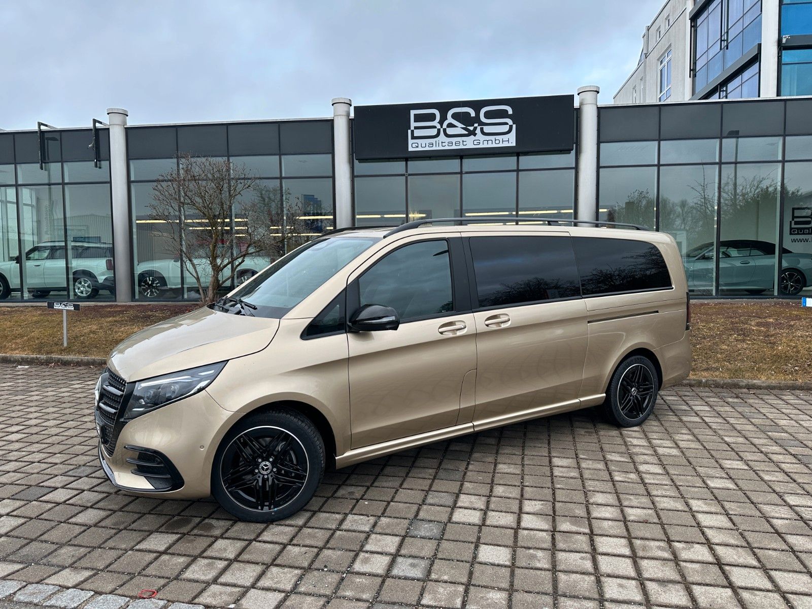 Fahrzeugabbildung Mercedes-Benz V300d 4M AMG,extralang,Luxussitz,DISTR,LUFT,AHK