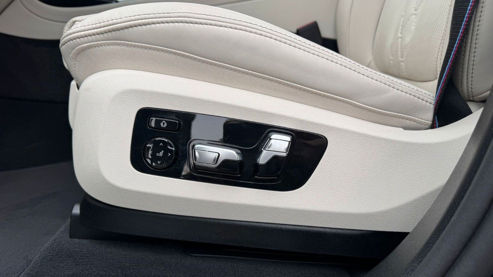 Fahrzeugabbildung BMW X7 xDrive 40d M Sport Pro,Aktivlenkung,SkyL,Luft