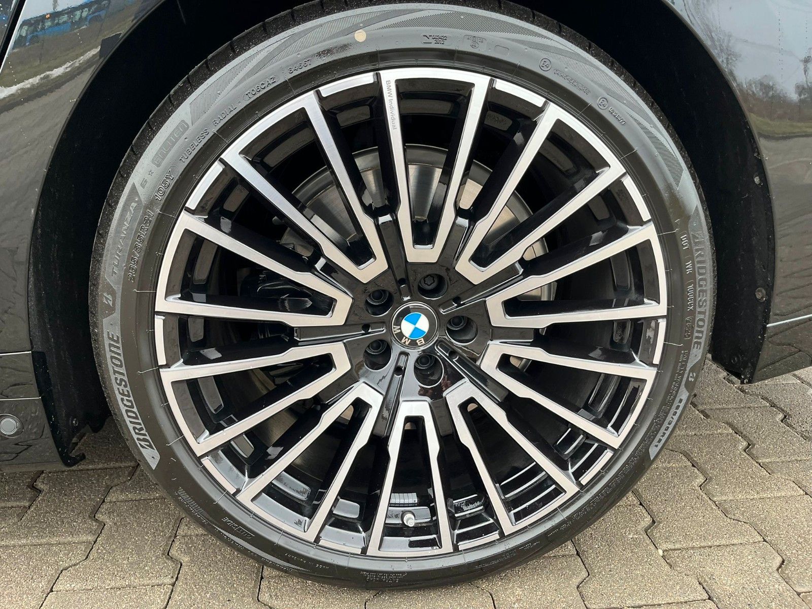 Fahrzeugabbildung BMW 740d xDrive M Sport TV,Aut.Tür,SkyL,B&W,Luft