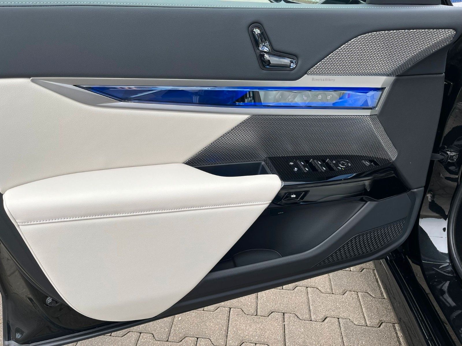 Fahrzeugabbildung BMW 740d xDrive M Sport TV,Aut.Tür,SkyL,B&W,Luft