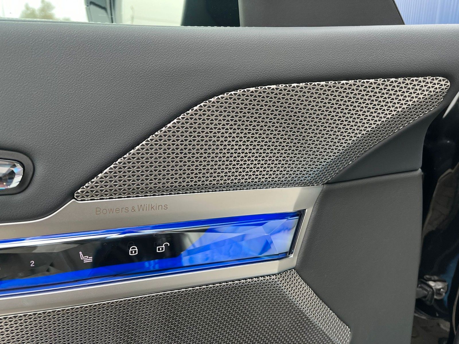 Fahrzeugabbildung BMW 740d xDrive M Sport TV,Aut.Tür,SkyL,B&W,Luft