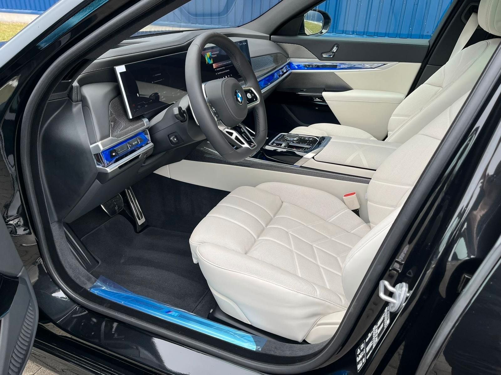 Fahrzeugabbildung BMW 740d xDrive M Sport TV,Aut.Tür,SkyL,B&W,Luft