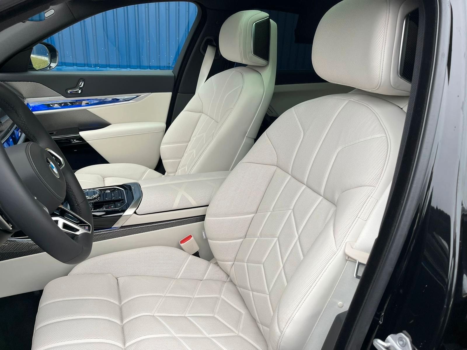 Fahrzeugabbildung BMW 740d xDrive M Sport TV,Aut.Tür,SkyL,B&W,Luft