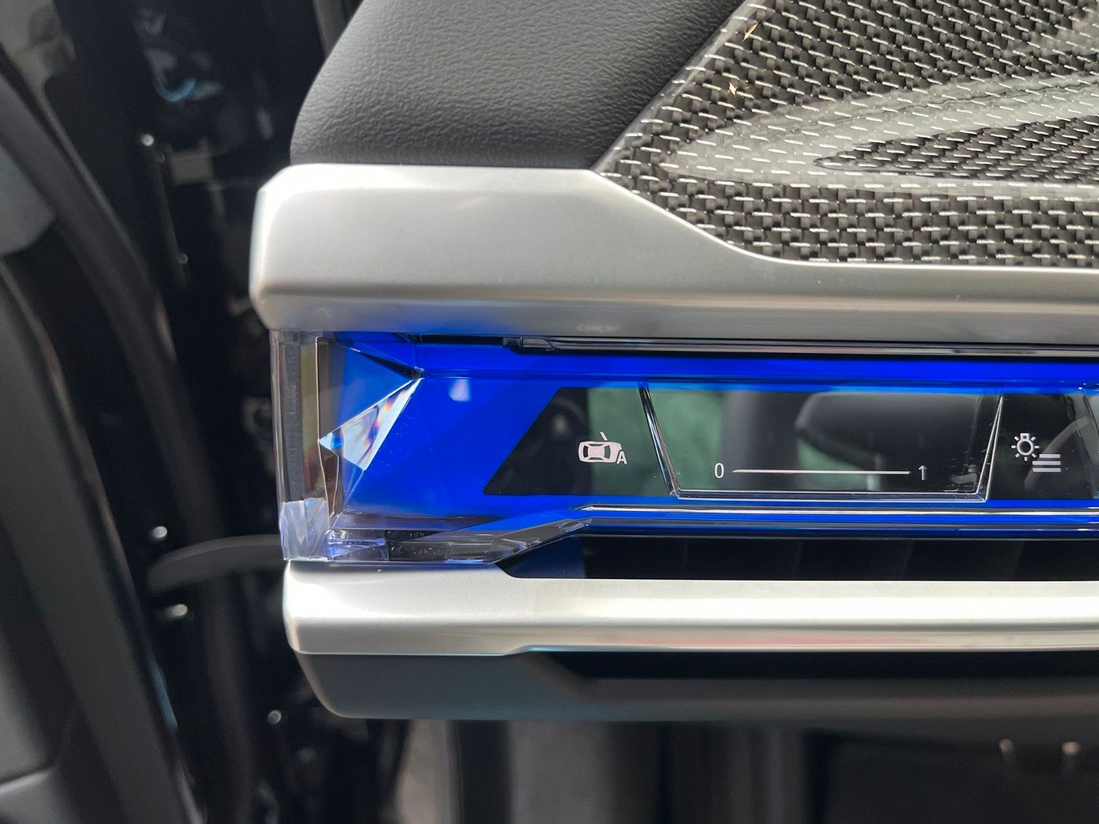 Fahrzeugabbildung BMW 740d xDrive M Sport TV,Aut.Tür,SkyL,B&W,Luft