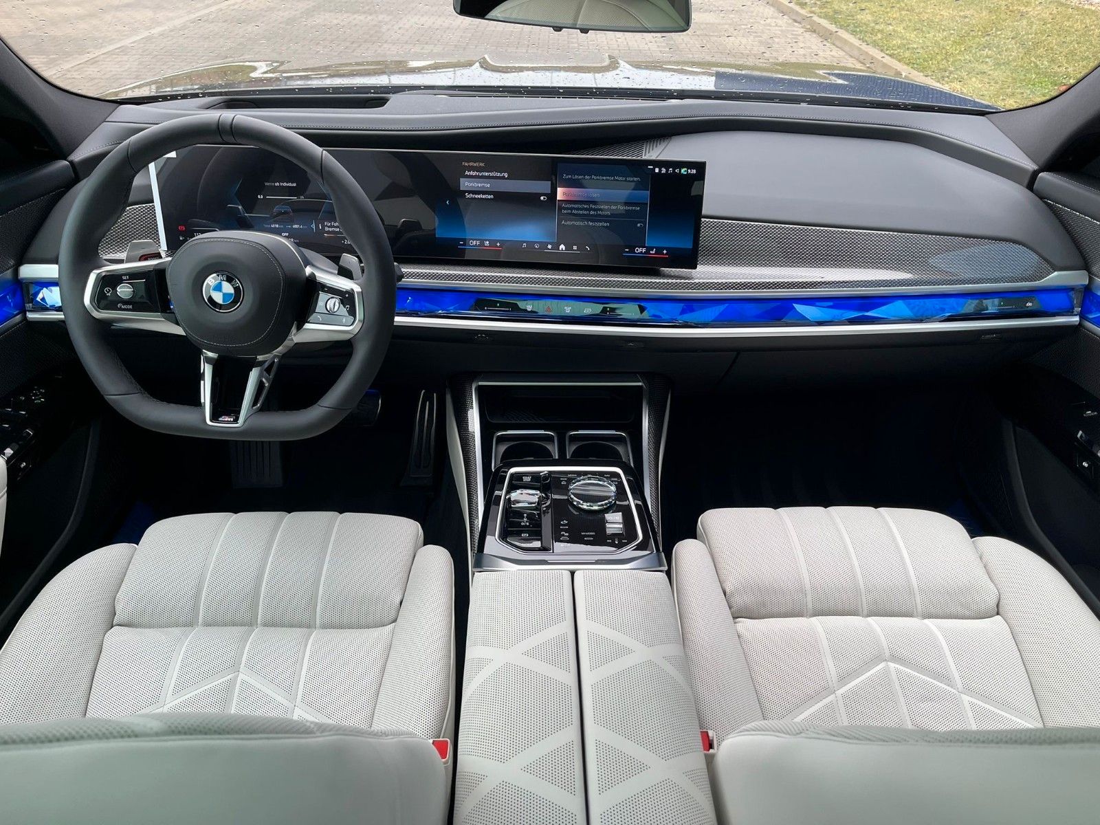 Fahrzeugabbildung BMW 740d xDrive M Sport TV,Aut.Tür,SkyL,B&W,Luft