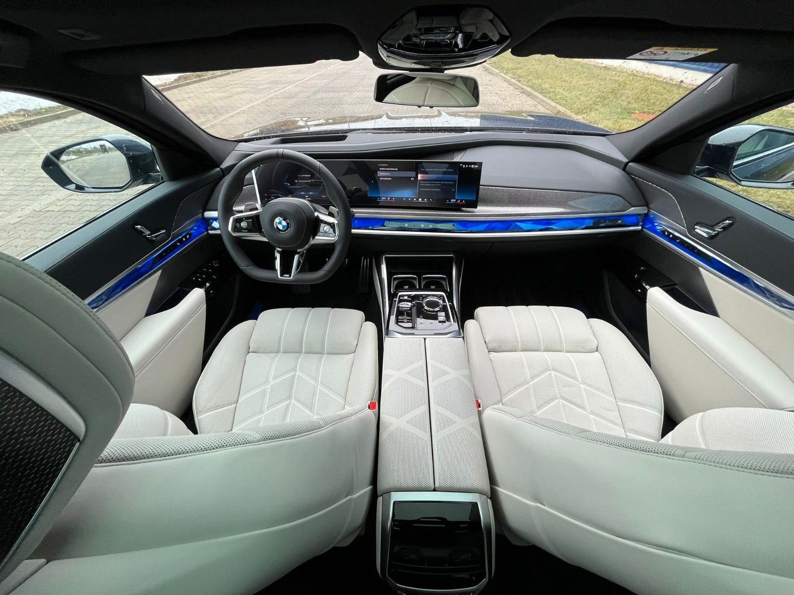 Fahrzeugabbildung BMW 740d xDrive M Sport TV,Aut.Tür,SkyL,B&W,Luft