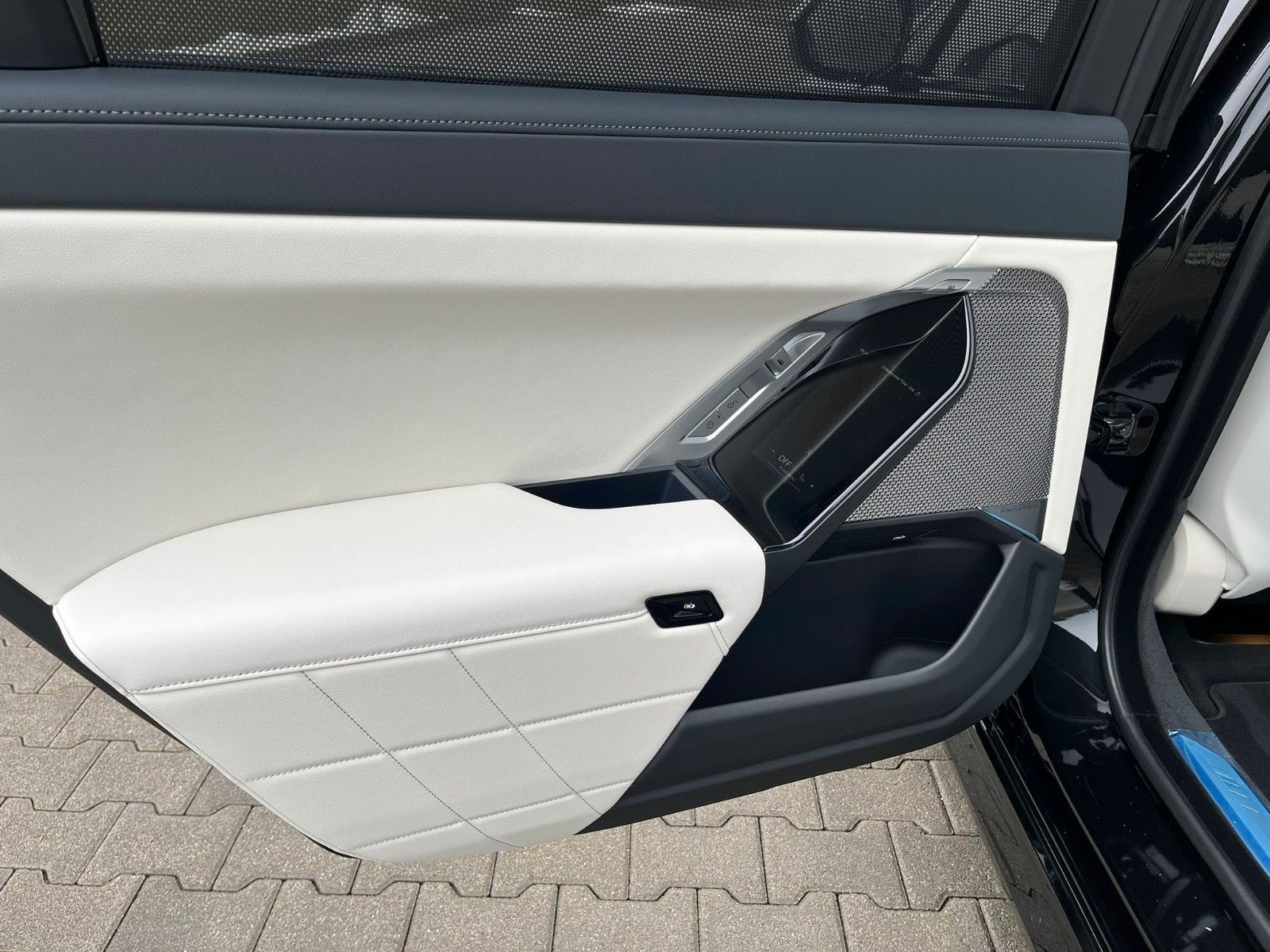 Fahrzeugabbildung BMW 740d xDrive M Sport TV,Aut.Tür,SkyL,B&W,Luft