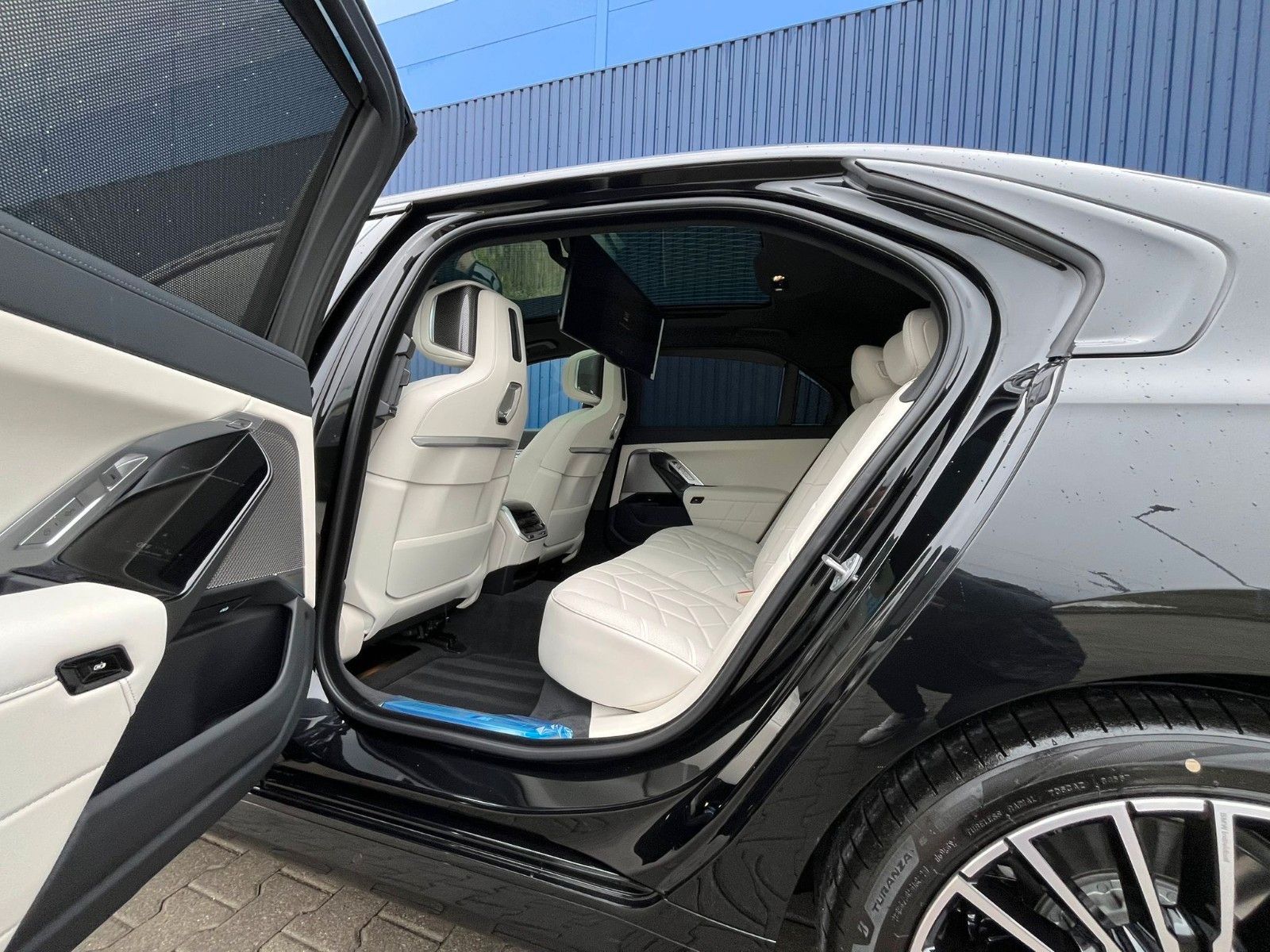 Fahrzeugabbildung BMW 740d xDrive M Sport TV,Aut.Tür,SkyL,B&W,Luft