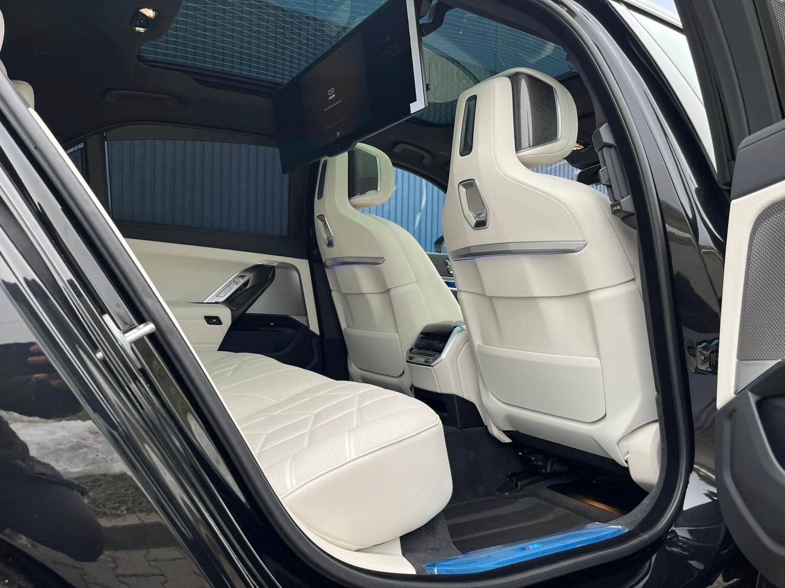 Fahrzeugabbildung BMW 740d xDrive M Sport TV,Aut.Tür,SkyL,B&W,Luft