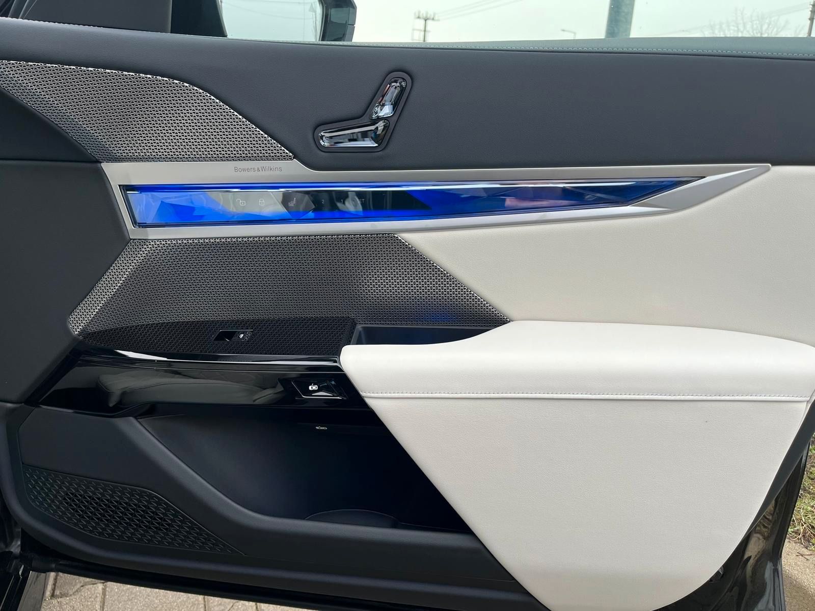 Fahrzeugabbildung BMW 740d xDrive M Sport TV,Aut.Tür,SkyL,B&W,Luft