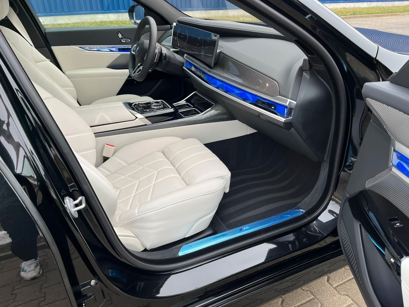 Fahrzeugabbildung BMW 740d xDrive M Sport TV,Aut.Tür,SkyL,B&W,Luft