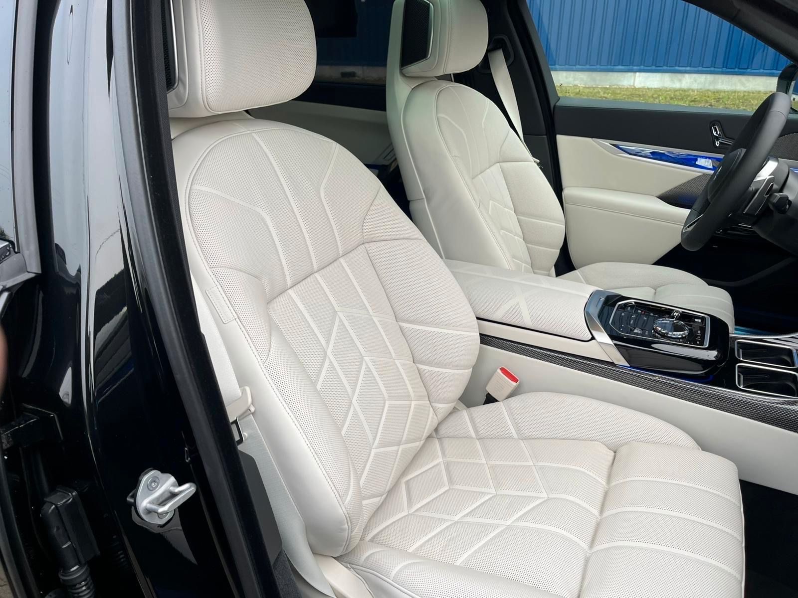 Fahrzeugabbildung BMW 740d xDrive M Sport TV,Aut.Tür,SkyL,B&W,Luft