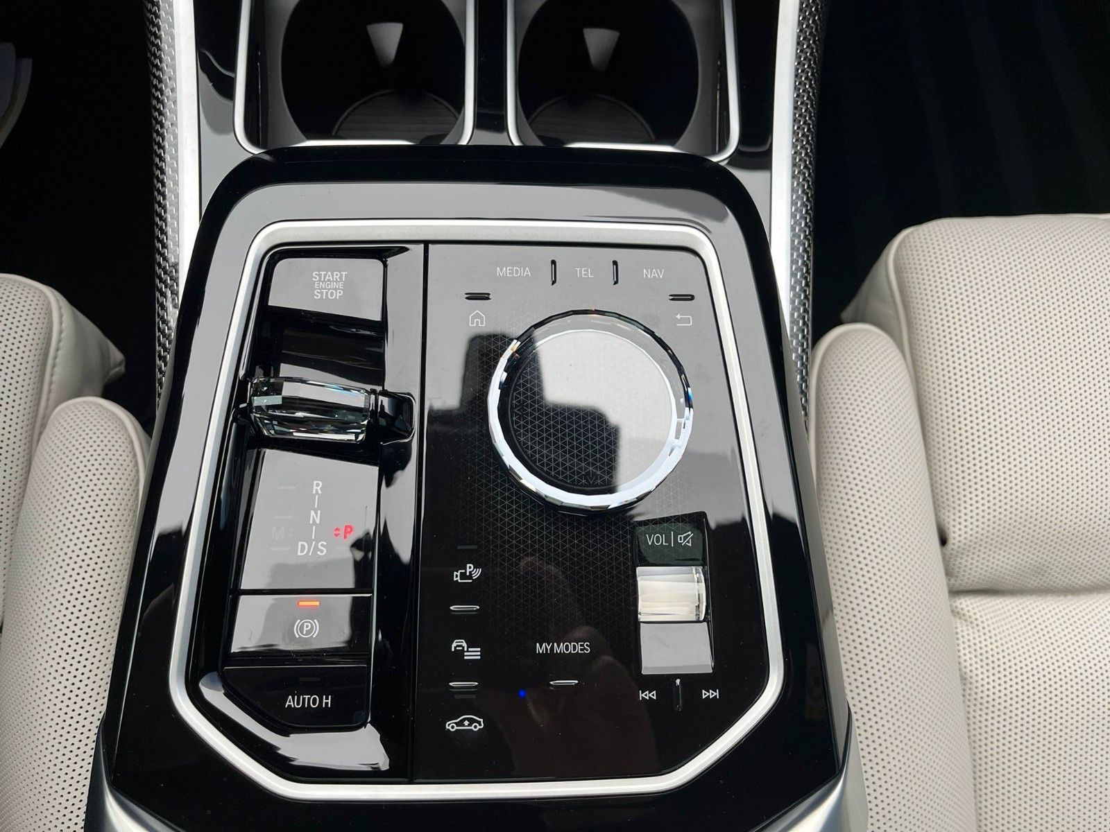 Fahrzeugabbildung BMW 740d xDrive M Sport TV,Aut.Tür,SkyL,B&W,Luft