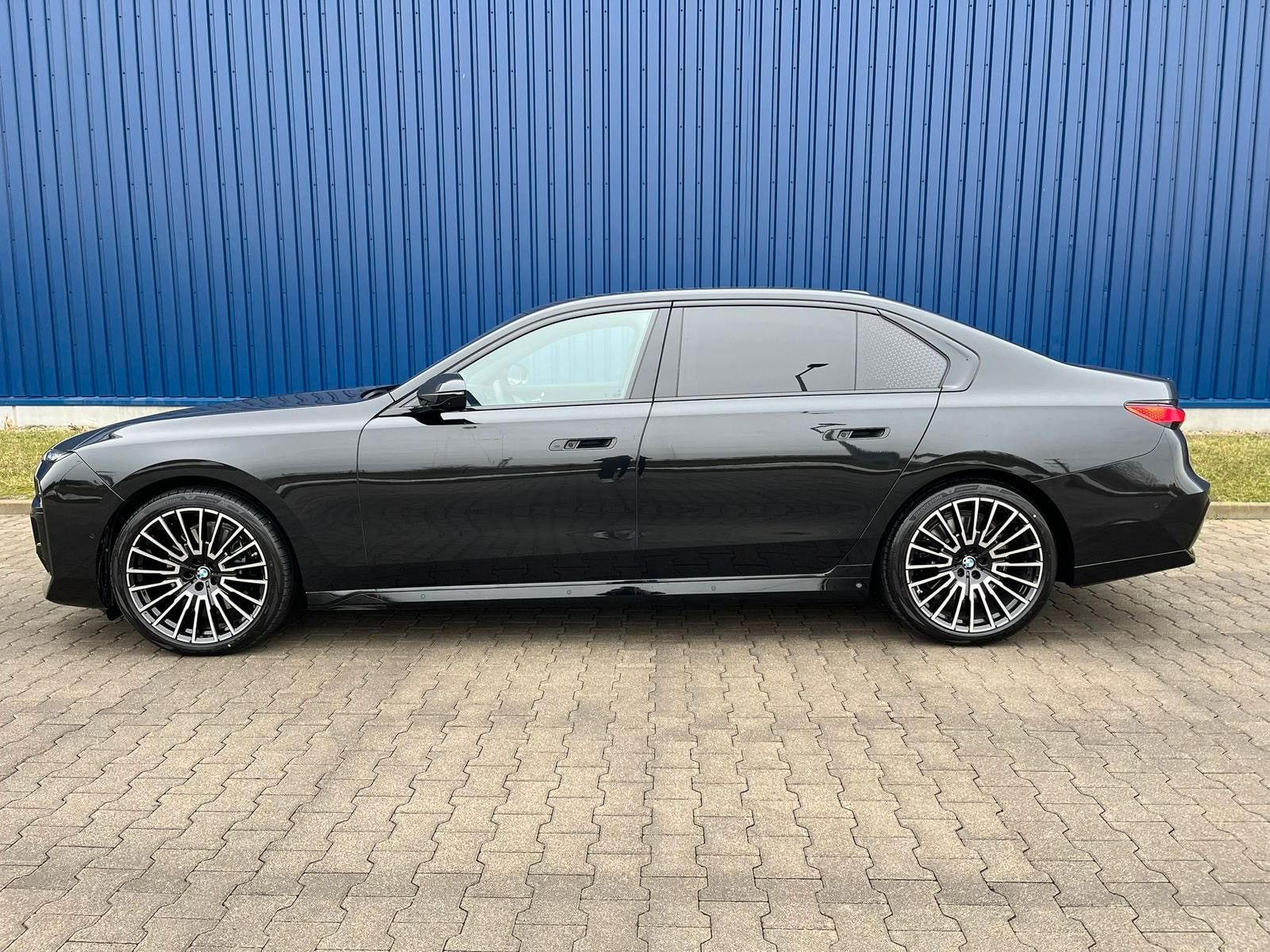 Fahrzeugabbildung BMW 740d xDrive M Sport TV,Aut.Tür,SkyL,B&W,Luft